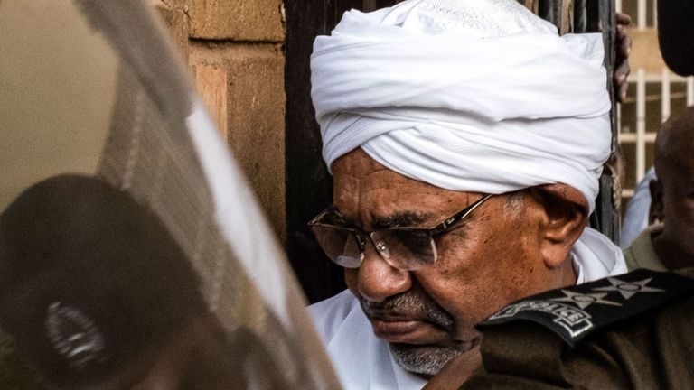 Le président déchu du Soudan, Omar al-Bashir, est escorté dans un véhicule alors qu'il retourne en prison à la suite de sa comparution devant les procureurs pour corruption et détention illégale de devises étrangères, dans la capitale Khartoum le 16 juin 2019