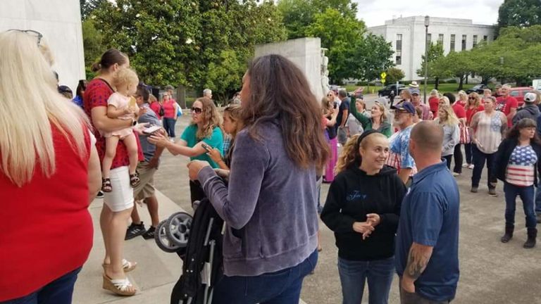 Des manifestations ont eu lieu devant le Capitole. Pic: Twitter / Oregon GOP