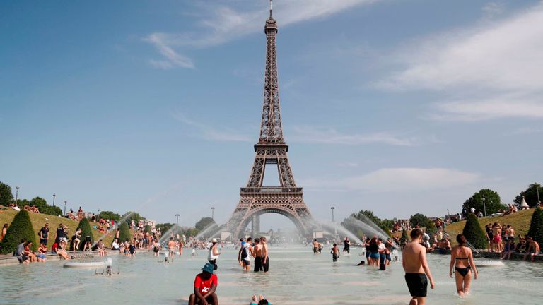 Les gens essaient de garder leur calme dans la fontaine du Trocadéro devant la Tour Eiffel à Paris
