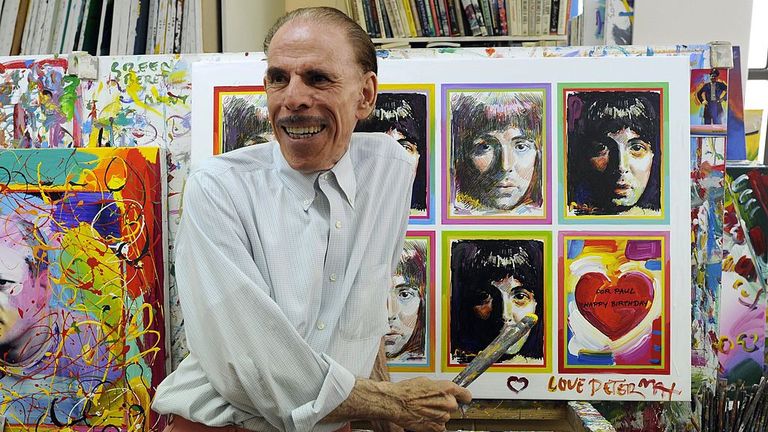 L’artiste pop Peter Max pose dans son studio de New York le 18 juin 2012 avec sept portraits de Sir Paul McCartney qu’il a créé pour commémorer le 70e anniversaire de McCartney. Les personnages cosmiques de Max peints avec des couleurs vives et éclatantes et les paysages cosmiques ont été l’une des sources graphiques les plus influentes des années 1960. 