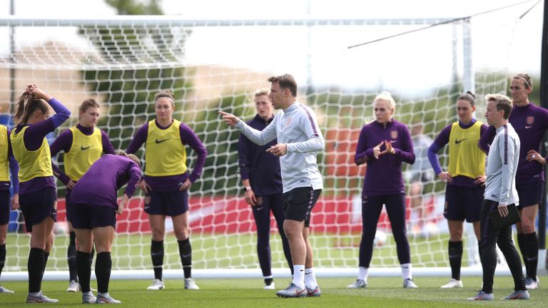 Le manager Phil Neville donne des instructions à ses joueurs lors d'une séance d'entraînement 