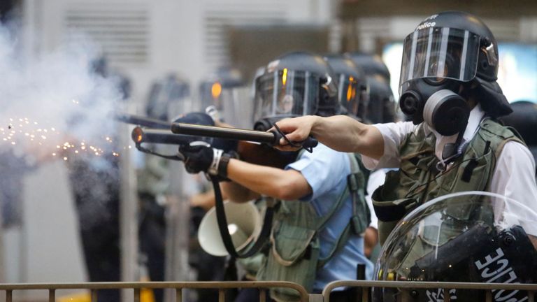 Des policiers tirent des gaz lacrymogènes sur des manifestants à Hong Kong