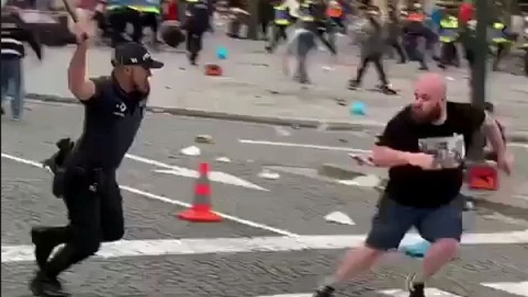 Un fan est poursuivi par un officier dans la fan-zone