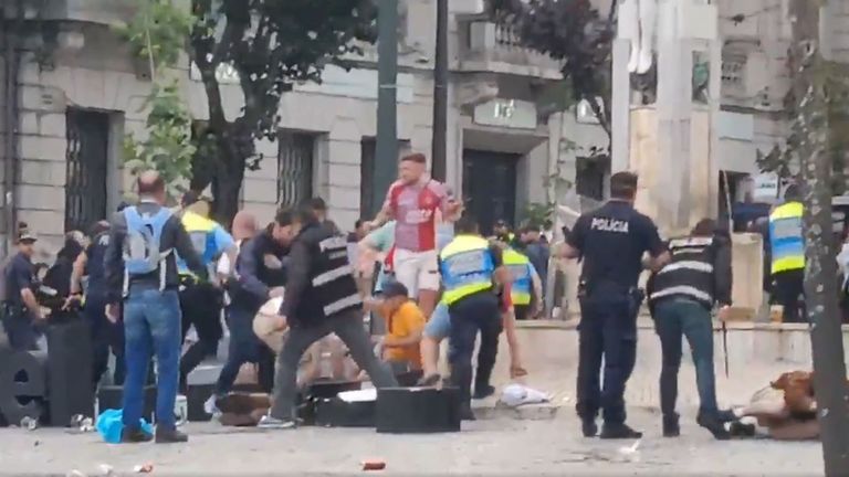 La police a été vue en train de prendre d'assaut des fans