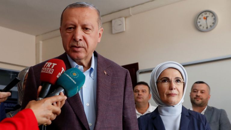 Le président Erdogan s'entretient avec des journalistes dans un bureau de vote