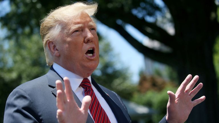 Le président Trump parle aux journalistes avant de partir pour l'Iowa