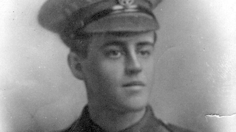 Photo non datée du soldat Frank Mead, 23 ans, qui a combattu pendant la Première Guerre mondiale et qui est enterré mercredi aux côtés du soldat Henry Wallington, 20 ans, et d'un soldat inconnu qui ont tous servi dans le 23e bataillon (comté de London) et qui ont été tués la bataille de cambrai.