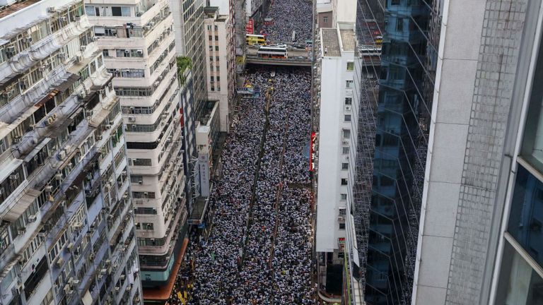 Des manifestants défilent lors d'une manifestation contre une proposition controversée de loi sur l'extradition à Hong Kong