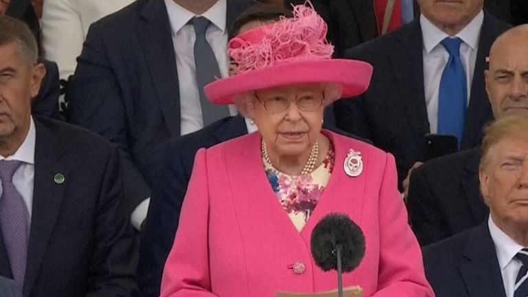 La reine prononce son discours lors des commémorations du jour J à Portsmouth