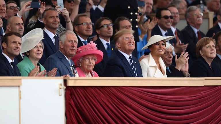 La reine et le prince Charles regardent le défilé aérien avec Donald Trump et la première dame