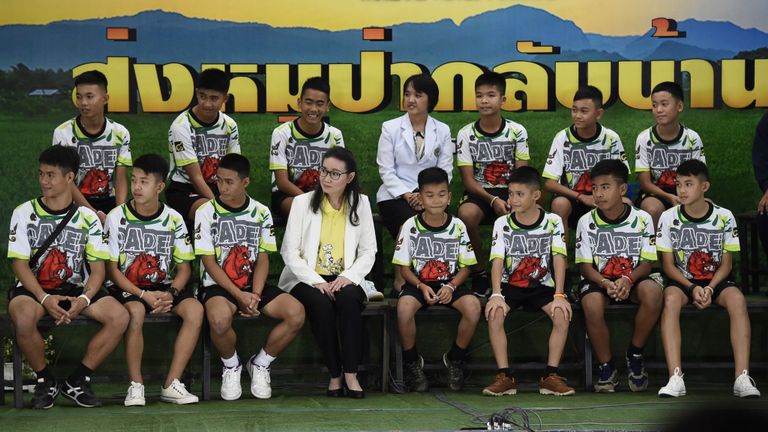 Sauvé des garçons thaïlandais lors d'une conférence de presse