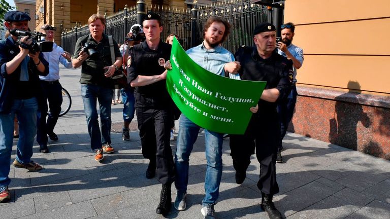La police a arrêté un manifestant manifestant son soutien à Golunov à Moscou