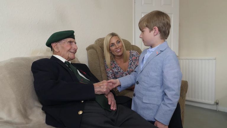 Sarah Hewson avec son arrière-grand-père, le vétéran de la Normandie Clive Pitt, et son fils Jack