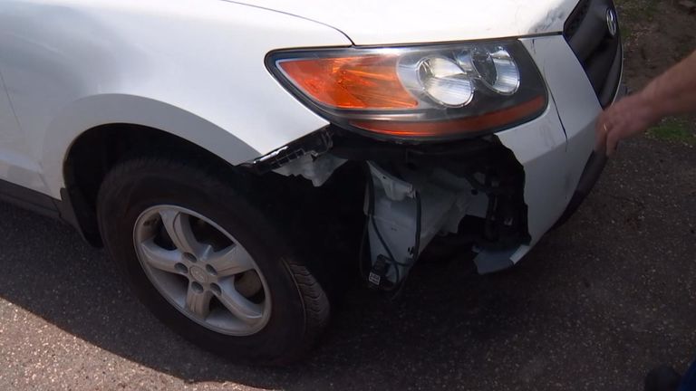 La voiture a été endommagée. PIC: Fox News