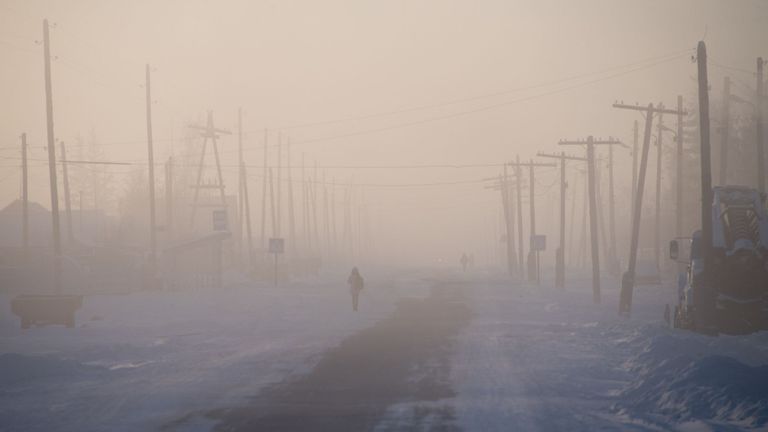 Une rue principale de la colonie de Oy, en Sibérie