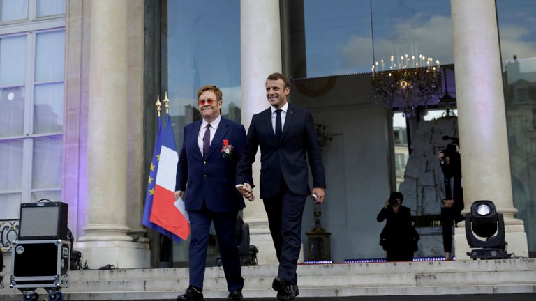 Le président français a décrit Sir Elton comme "une icône qui savait comment donner l'exemple".