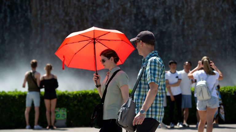 Les touristes se rafraîchissent à la fontaine du Mountjuic à Barcelone