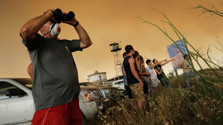 Les habitants se rassemblent pour observer un incendie de forêt qui fait rage près de Maials dans la région nord-est de la Catalogne le 27 juin 2019. - Un incendie de forêt espagnol a fait rage de s'embraser sous une vague de chaleur européenne dévastant des centaines de pompiers dans la nuit, ont déclaré les autorités locales . (Photo de Pau Barrena / AFP) (Le crédit photo devrait correspondre à PAU BARRENA / AFP / Getty Images)
