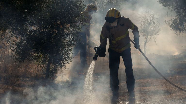 Les pompiers espagnols se battent pour contrôler un grand feu de forêt en Catalogne