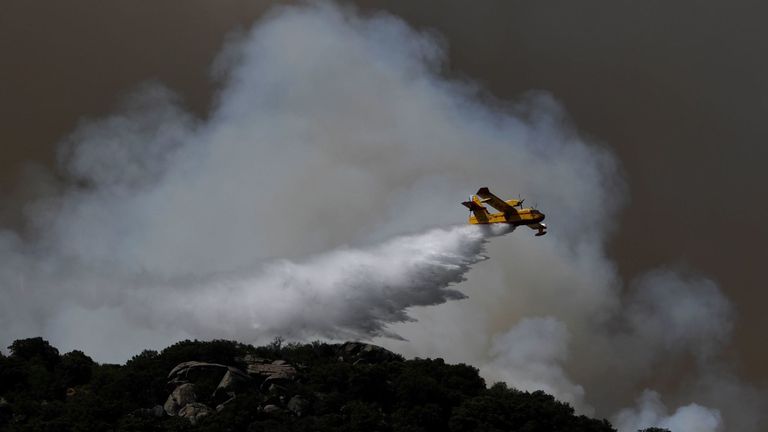 L'eau tombe sur un feu de forêt dans le centre de l'Espagne