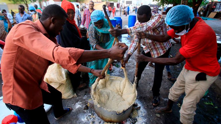 Des manifestants soudanais cuisent dans la rue à Khartoum