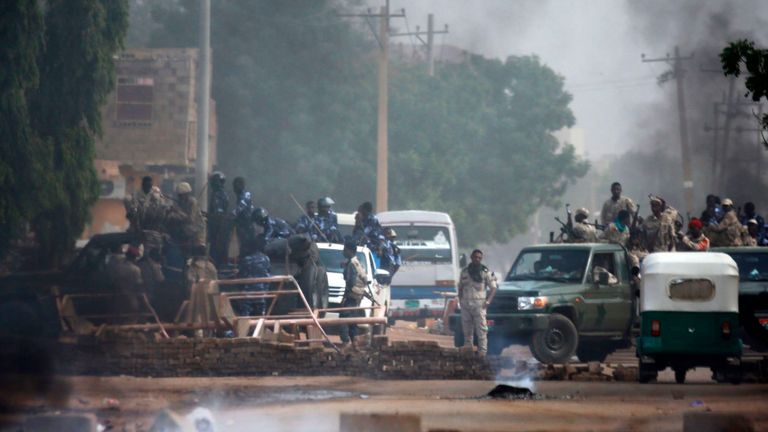 Le Royaume-Uni a appelé le conseil militaire à reprendre les pourparlers pacifiques avec des représentants civils 