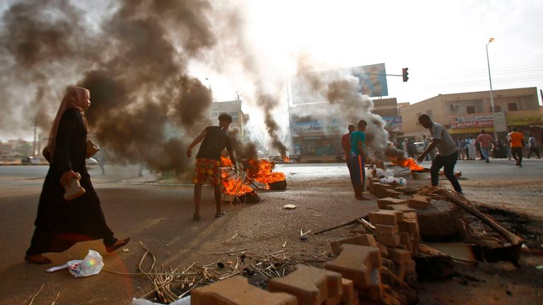 Des manifestants soudanais bloquent une rue de Khartoum au début de la semaine