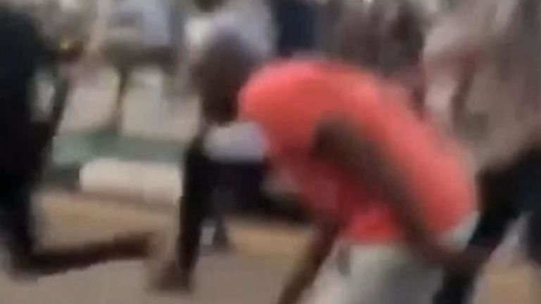 Les manifestants fuient des coups de feu à Khartoum