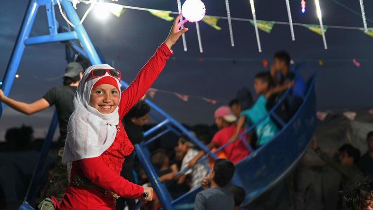 Des enfants syriens célèbrent l'Aïd près d'un camp pour personnes déplacées à la frontière nord du pays avec la Turquie