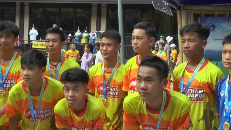 Les footballeurs de cavernes thaïlandais courent dans le marathon