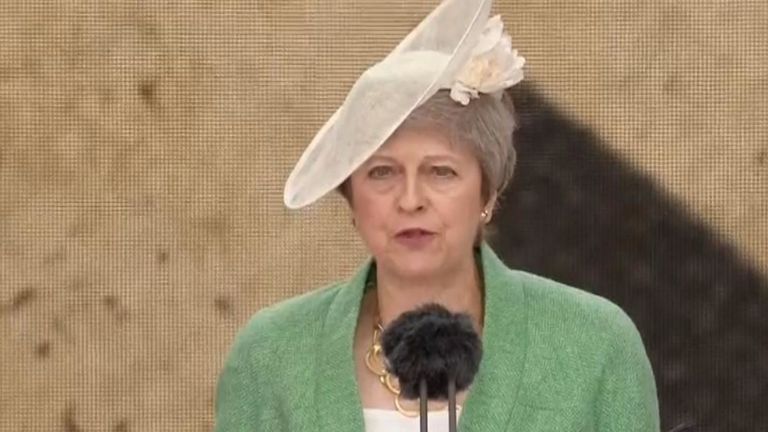 Theresa May lit sur la scène lors des commémorations du jour J à Portsmouth