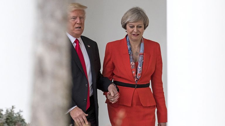 Theresa May et Donald Trump se tiennent la main alors qu'ils marchent le long de la Colonnade à la Maison Blanche