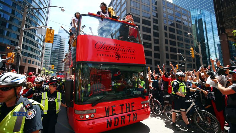 Les Raptors de Toronto étaient à bord de cinq autobus à impériale alors qu'ils défilaient dans la ville