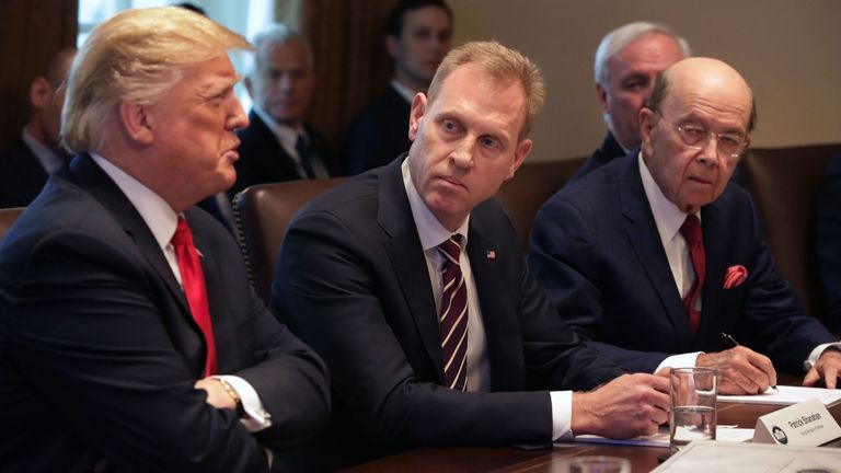 Patrick Shanahan (C) a déclaré que les 1 milliard de dollars (758 millions de livres sterling) seraient utilisés pour construire le mur