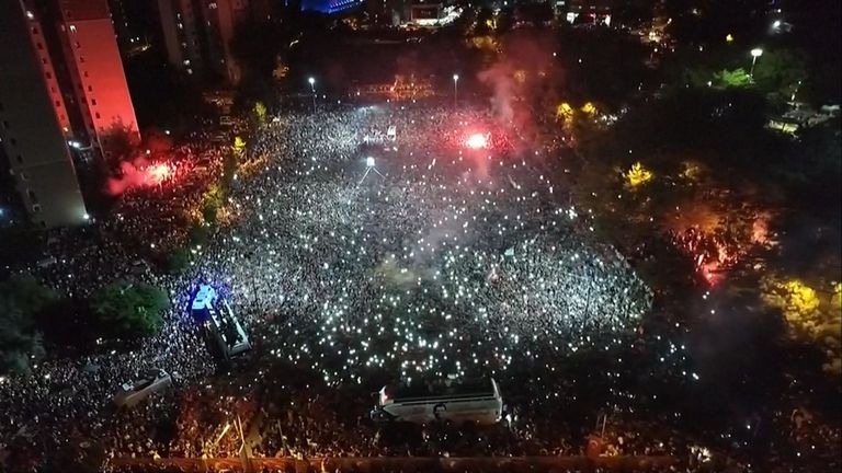 Une foule nombreuse est venue célébrer la victoire de M. Imamoglu