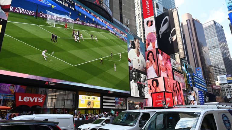 Les fans américains ont regardé le match sur grand écran à Times Square