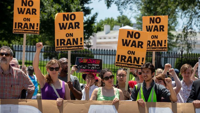 Les manifestants se sont rassemblés devant la Maison Blanche alors que la tension monte entre les Etats-Unis et l'Iran