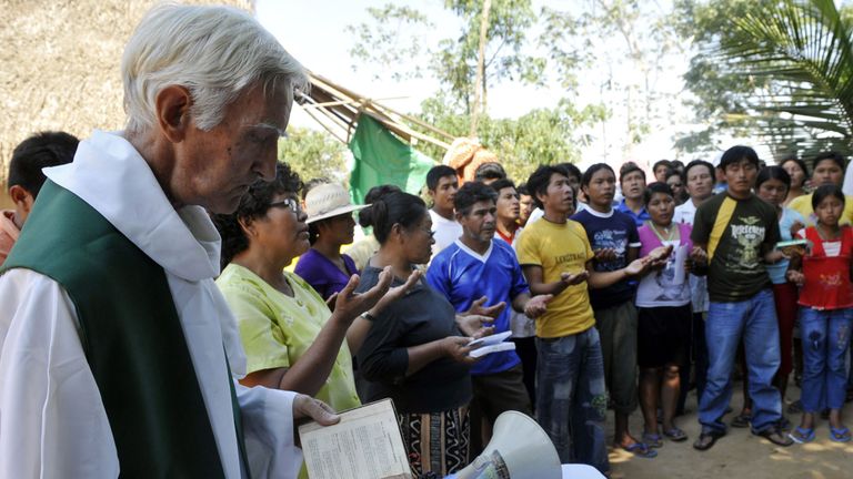 Le prêtre catholique Ives Anderson (à gauche) célèbre une messe dans un camp en Bolivie en 2011