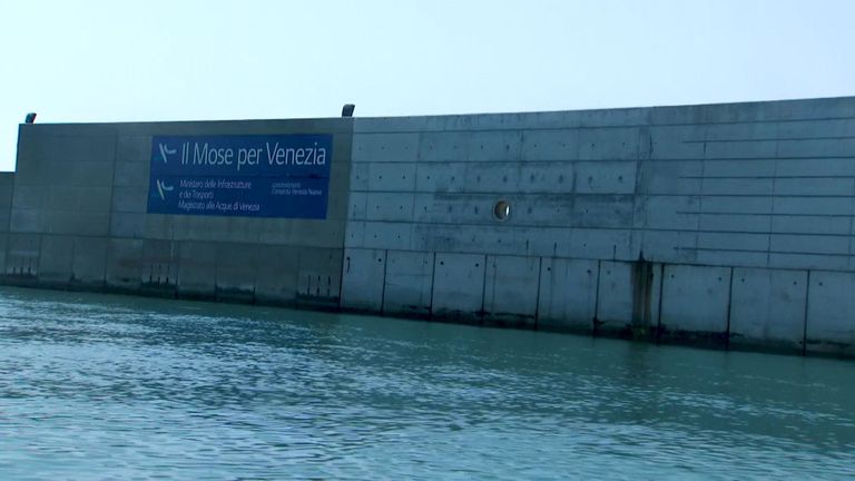 La construction de la barrière anti-inondation de Mose a été entachée d'allégations de corruption