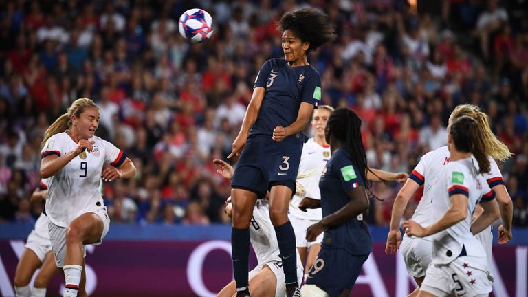 Wendie Renard donne de l'espoir à la France avec un but en retard