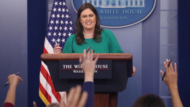 Sarah Huckabee Sanders, attachée de presse de la Maison-Blanche, répond aux questions des journalistes dans la salle de briefing de Brady à la Maison-Blanche, le 7 mai 2018 à Washington, DC.