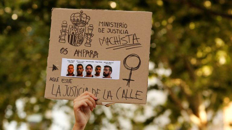 Les manifestants assistent à une manifestation contre la libération sous caution de cinq hommes connue sous le nom de 