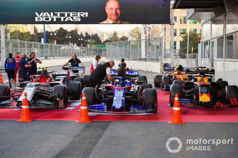 Les voitures dAntonio Giovinazzi, dAlfa Romeo Racing C38, de Daniil Kvyat, de Toro Rosso STR14, de Max Verstappen, de Red Bull Racing RB15, de Sergio Perez, de Racing Point RP19, de Kimi Raikkonen, dAlfa Romeo Racing C38 et de Lando Norris, McLaren MCL34, dans le parc Ferme après les qualifications