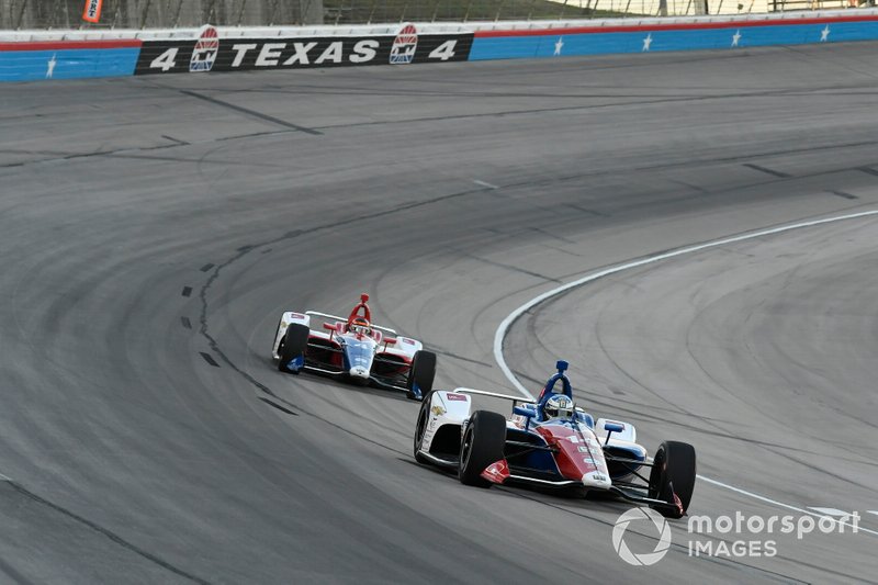 Tony Kanaan conduit son coéquipier de AJ Foyt Racing-Chevrolet, Matheus Leist, au Texas Motor Speedway, en juin 2019.