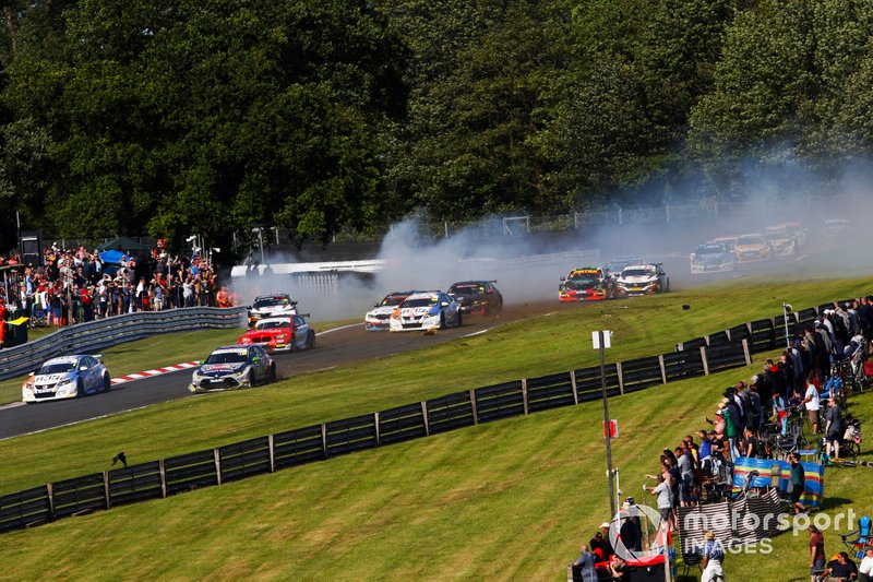 Matt Neal, Dynamics de léquipe Yuasa de Halfords Dynamics, Honda Civic, Jason Plato, Power Maxed Racing, Vauxhall, Tom Ingram, Speedworks Motorsport, crash de Corolla à Old Hall