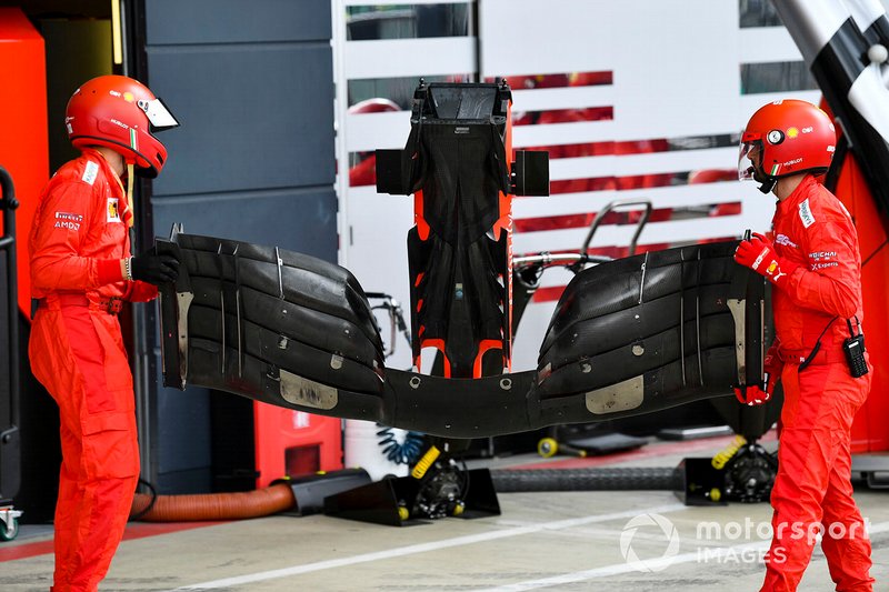 Sebastian Vettel, Ferrari SF90 arrêt aux stands pour le changement d’aile avant après le contact avec Max Verstappen, Red Bull Racing RB15 