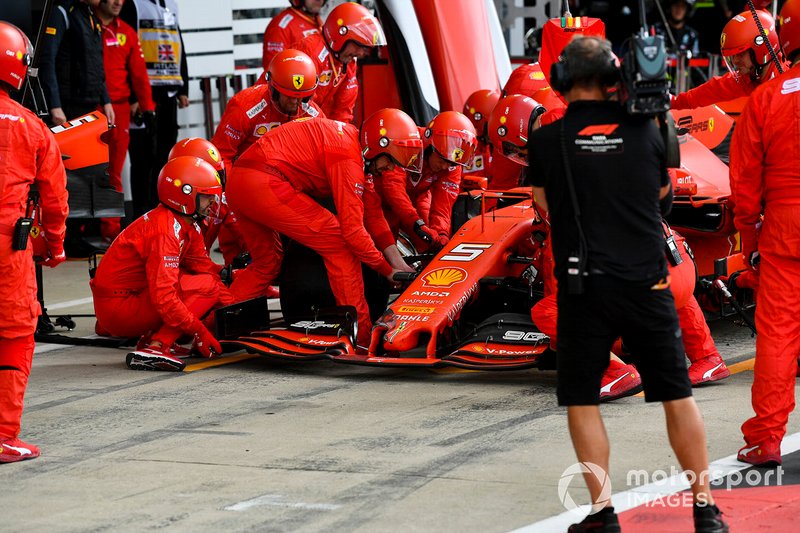 Sebastian Vettel, Ferrari SF90 arrêt aux stands pour le changement d’aile avant après le contact avec Max Verstappen, Red Bull Racing RB15 