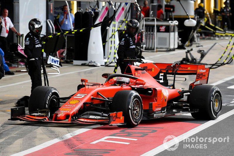 Sebastian Vettel, Ferrari SF90 arrêt aux stands pour le changement d’aile avant après le contact avec Max Verstappen, Red Bull Racing RB15 