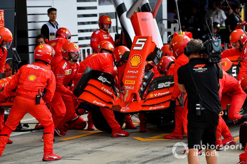 Sebastian Vettel, Ferrari SF90 arrêt aux stands pour le changement d’aile avant après le contact avec Max Verstappen, Red Bull Racing RB15 