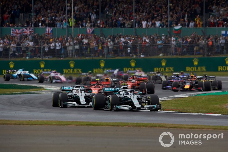 Valtteri Bottas, Mercedes AMG W10, mène Lewis Hamilton, Mercedes AMG F1 W10, Charles Leclerc, Ferrari SF90, Max Verstappen, Red Bull Racing RB15, Sebastian Vettel, Ferrari SF90, Pierre Gasly, Red Bull Racing RB15 et le reste du terrain au début